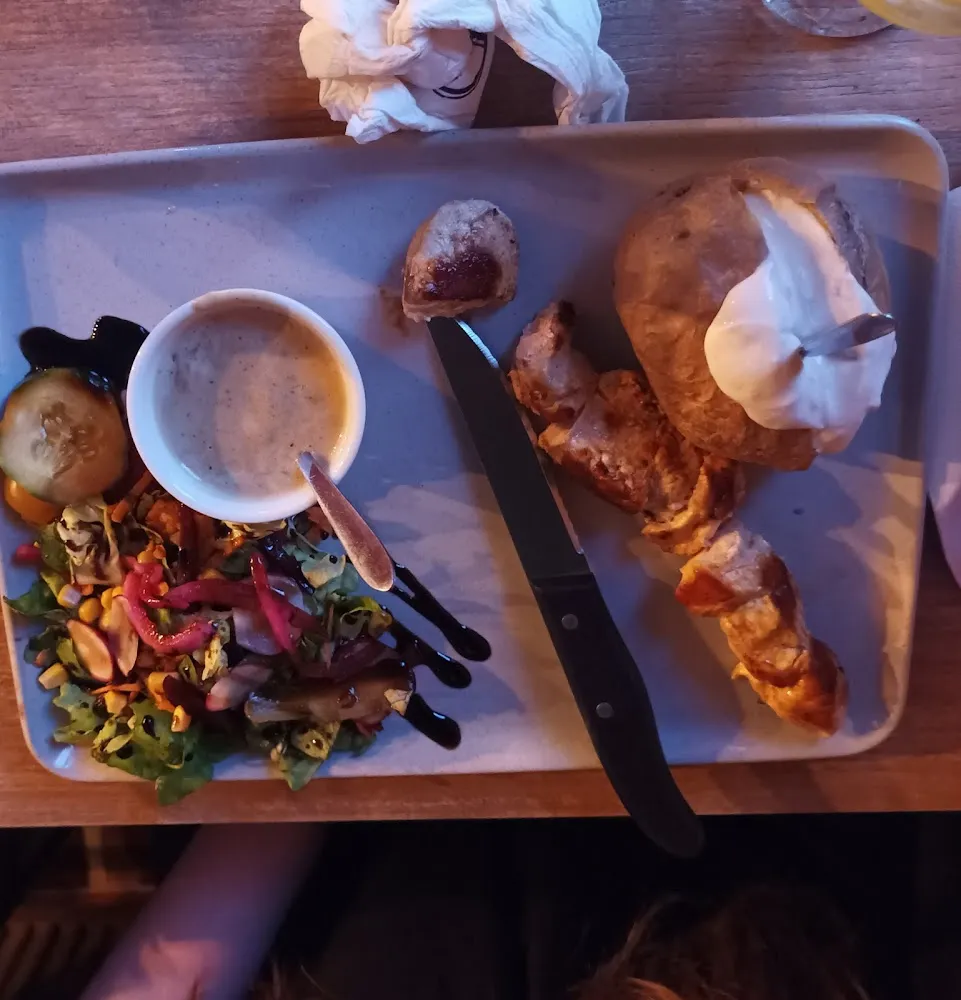 Brochette de Poulet Sauce Poivre Avec Pommes de Terre Du Four Sauce Ciboulette