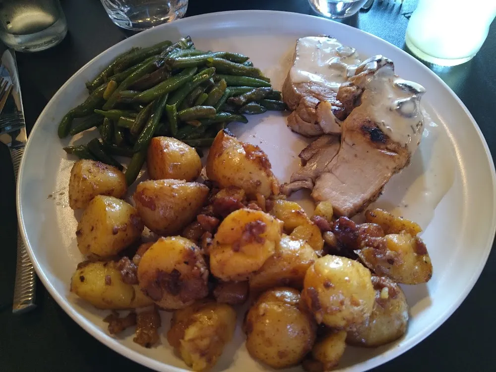 Rôti de Porc Pommes de Terre Campagnardes Et Haricots Verts